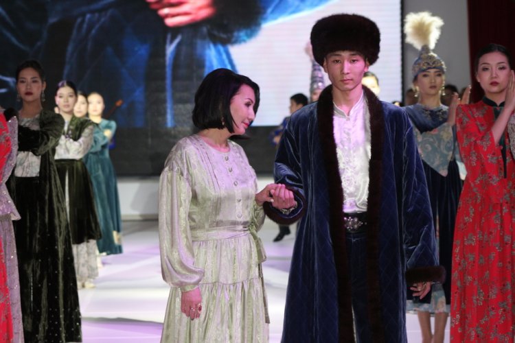 Королева моды Западного Казахстана представила новую коллекцию «Кыз-Жибек» 