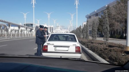 В столице Туркменистана полиция отбирает водительские права у женщин