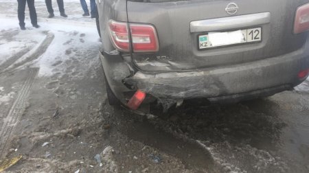 Автомобиль занесло на припаркованные машины в Актау