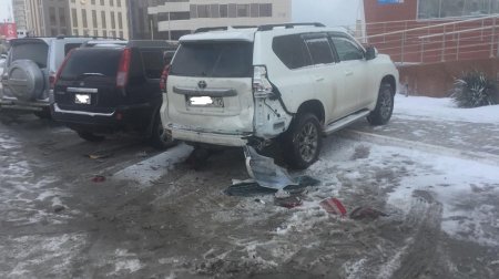 Автомобиль занесло на припаркованные машины в Актау
