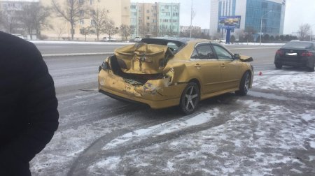 Автомобиль занесло на припаркованные машины в Актау
