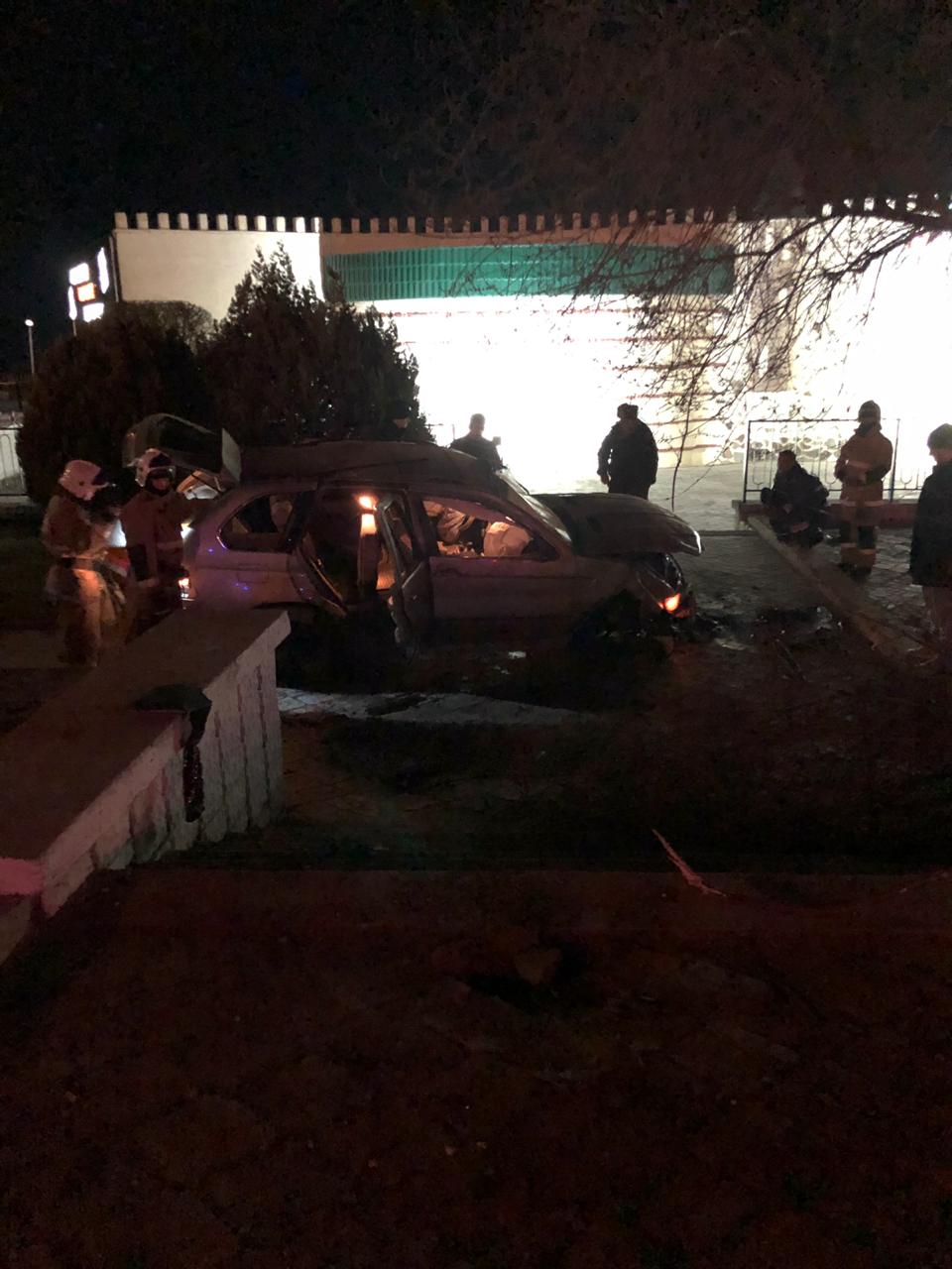 Автомобиль вылетел на спуск к набережной Актау