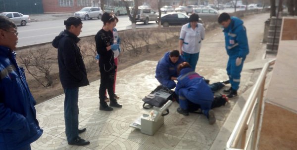 В центре Актау на улице скончался мужчина