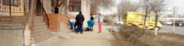 В центре Актау на улице скончался мужчина