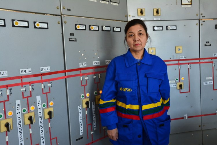 Женщина, несущая свет