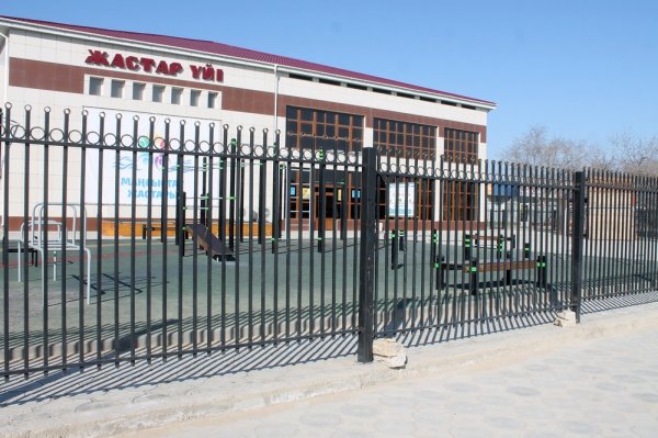 В Актау ребенок получил травмы из-за рухнувшего на него ограждения