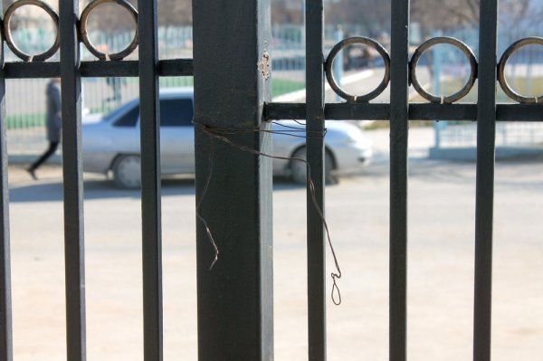 В Актау ребенок получил травмы из-за рухнувшего на него ограждения