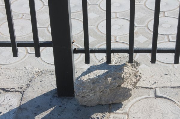 В Актау ребенок получил травмы из-за рухнувшего на него ограждения