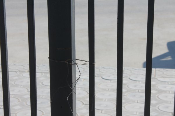 В Актау ребенок получил травмы из-за рухнувшего на него ограждения