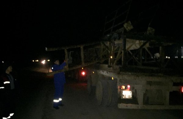 В Жетыбае большегруз снес автомашине крышу выступающими перевозимыми железными конструкциями