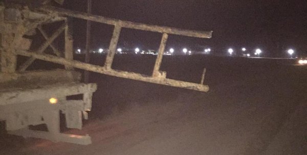 В Жетыбае большегруз снес автомашине крышу выступающими перевозимыми железными конструкциями