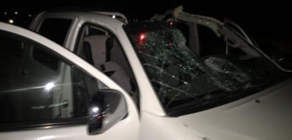 В Жетыбае большегруз снес автомашине крышу выступающими перевозимыми железными конструкциями