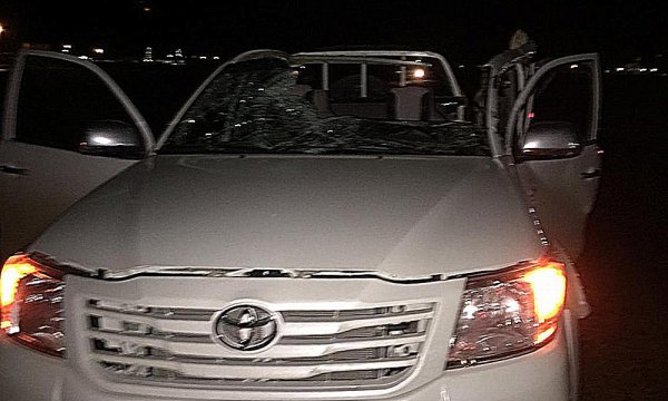 В Жетыбае большегруз снес автомашине крышу выступающими перевозимыми железными конструкциями