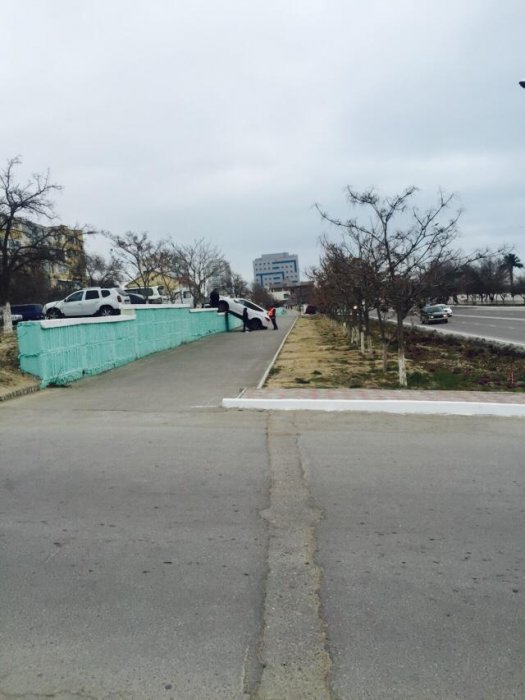 С парковки в 14 микрорайоне упал автомобиль