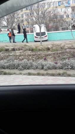 С парковки в 14 микрорайоне упал автомобиль