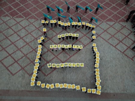 В Актау прошел флешмоб благодарности Первому Президенту Казахстана