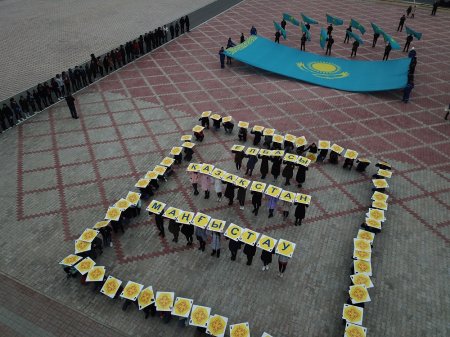 В Актау прошел флешмоб благодарности Первому Президенту Казахстана