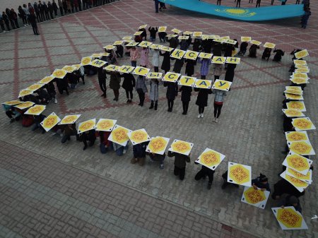 В Актау прошел флешмоб благодарности Первому Президенту Казахстана