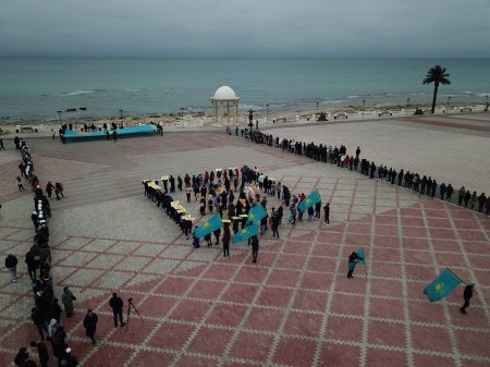 В Актау прошел флешмоб благодарности Первому Президенту Казахстана