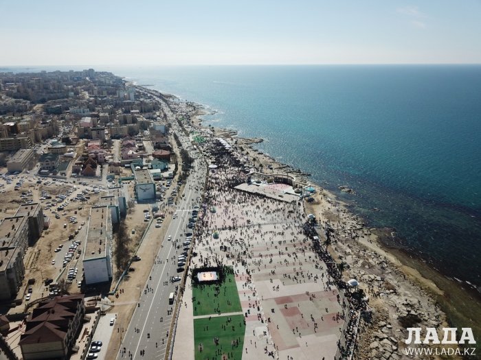 Наурыз в Актау: Аким области вручил молодоженам по 100 тысяч тенге