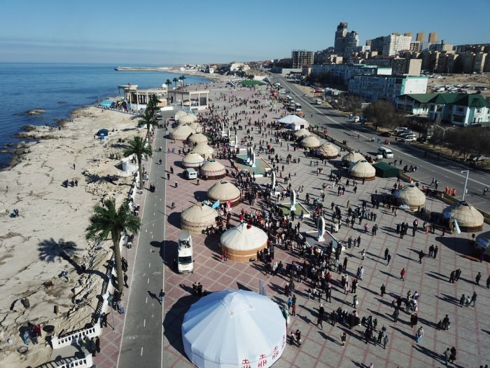 Наурыз в Актау: Аким области вручил молодоженам по 100 тысяч тенге