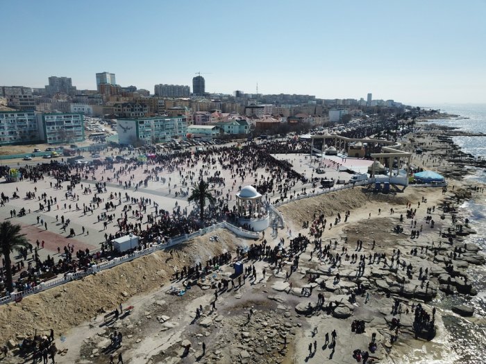 Наурыз в Актау: Аким области вручил молодоженам по 100 тысяч тенге