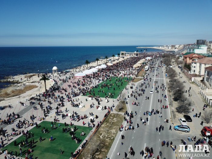 Наурыз в Актау: Аким области вручил молодоженам по 100 тысяч тенге