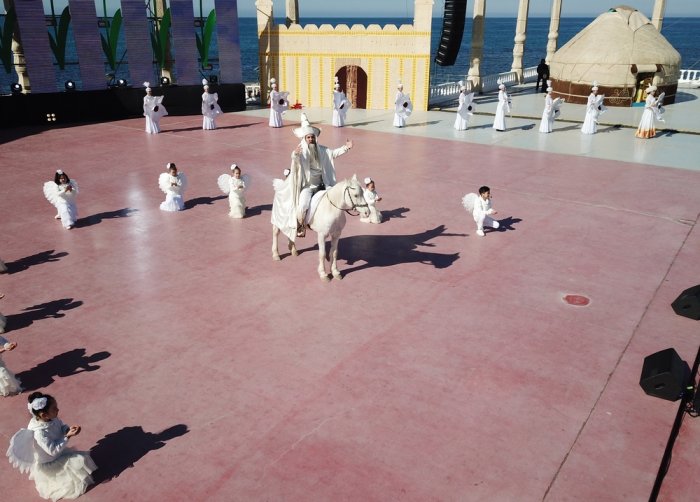 Наурыз в Актау: Аким области вручил молодоженам по 100 тысяч тенге