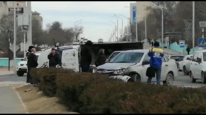 В Актау перевернулся автомобиль