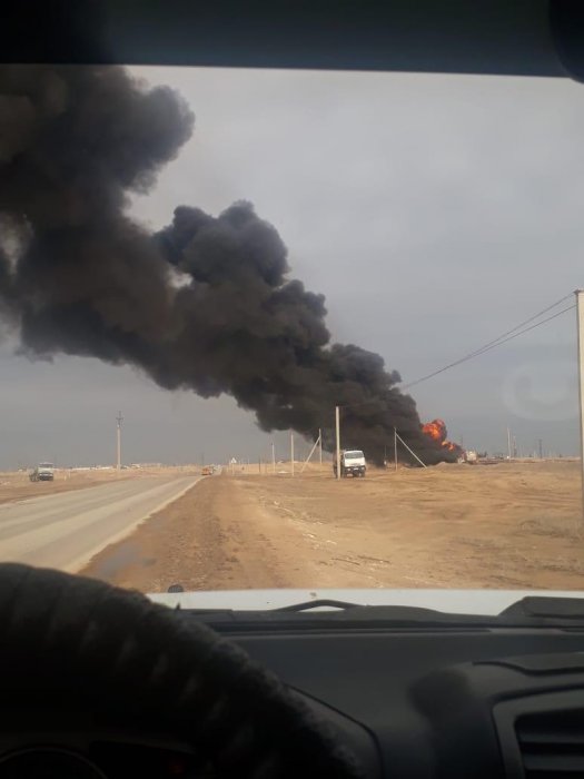Очевидцы сняли на видео горящее авто в Жанаозене