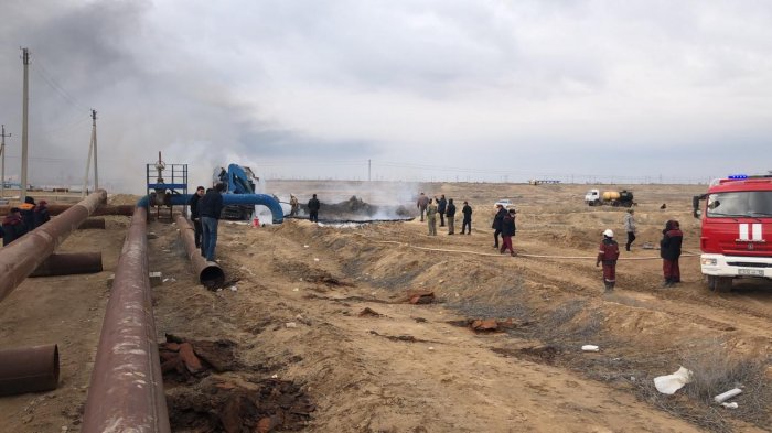 Очевидцы сняли на видео горящее авто в Жанаозене