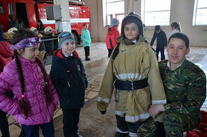 Первоклассники в гостях у пожарных спасателей