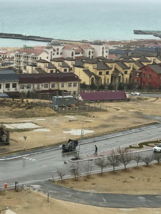 Между 17 и 15 микрорайонами Актау перевернулся автомобиль