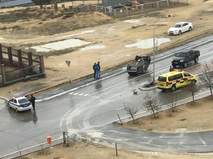 Между 17 и 15 микрорайонами Актау перевернулся автомобиль