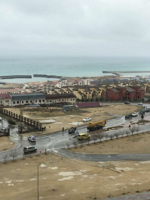 Между 17 и 15 микрорайонами Актау перевернулся автомобиль