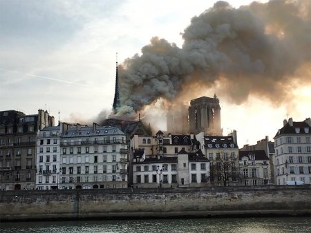 "Сгорела история Франции": в соборе Парижской Богоматери произошел пожар