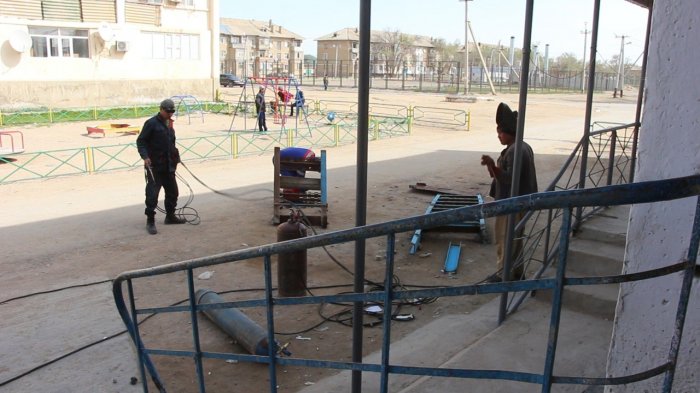 Бетонная лестница обвалилась вместе с беременной женщиной и ребенком в Мангистау