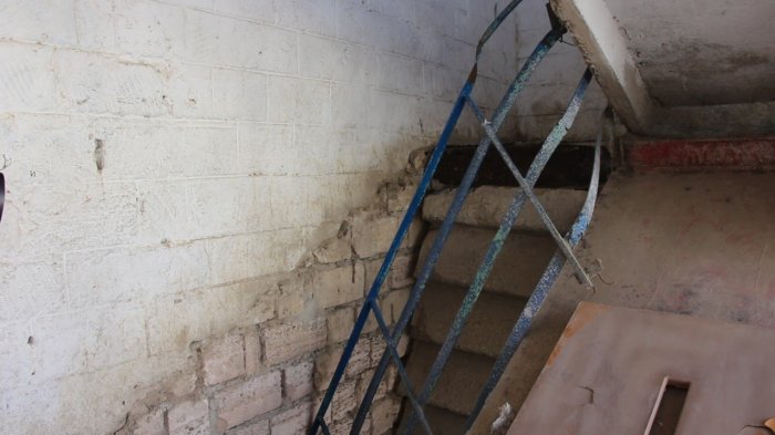 Бетонная лестница обвалилась вместе с беременной женщиной и ребенком в Мангистау