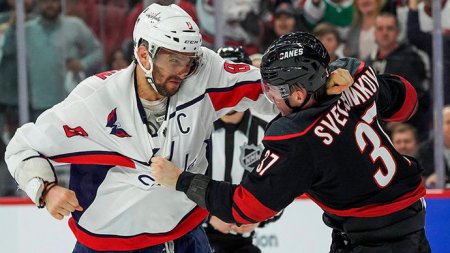 Нокаут на льду: Овечкин и Свечников подрались в матче плей-офф НХЛ