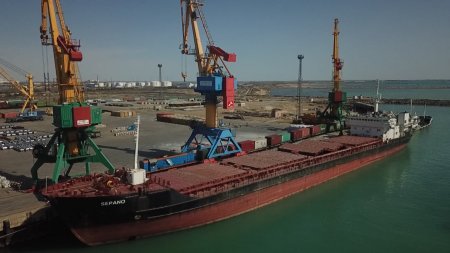 Первое казахстанское фидерное судно запустили в порту Актау