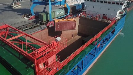 Первое казахстанское фидерное судно запустили в порту Актау