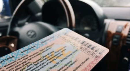 Регистрацию авто и выдачу прав снова остановили в Казахстане