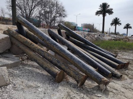 Из воды на побережье 14 микрорайона в Актау убрали трубы