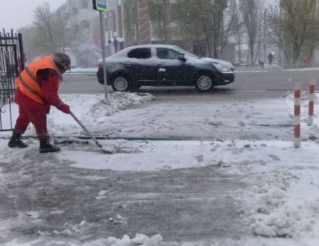 В Атырау выпал снег, ураган оставил людей без света
