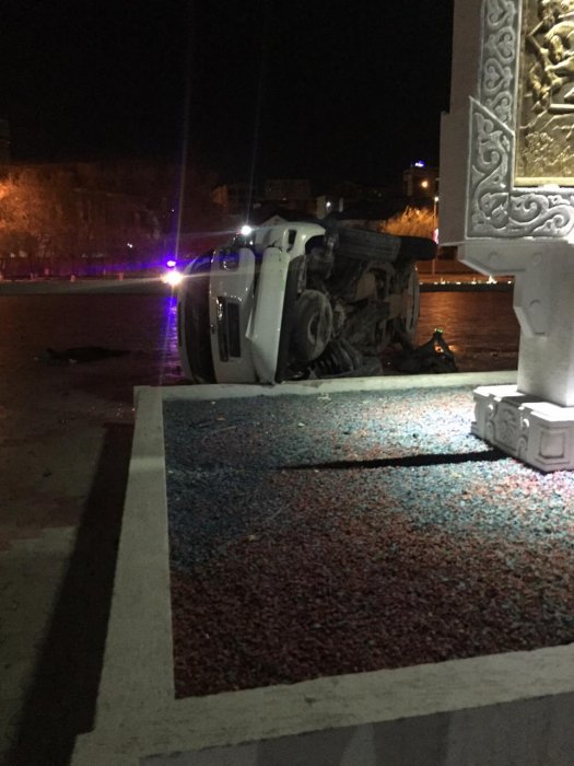 На набережной Актау автомобиль вылетел на пешеходную зону