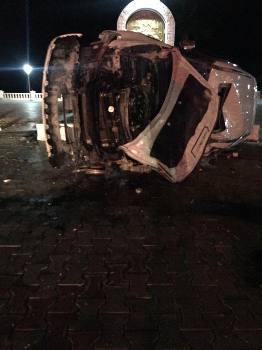 На набережной Актау автомобиль вылетел на пешеходную зону