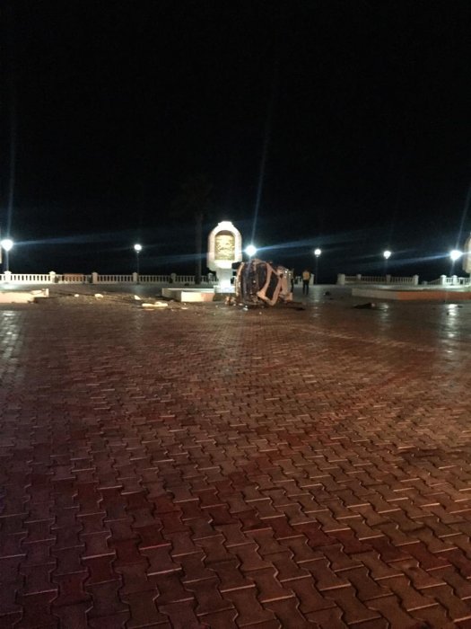 На набережной Актау автомобиль вылетел на пешеходную зону