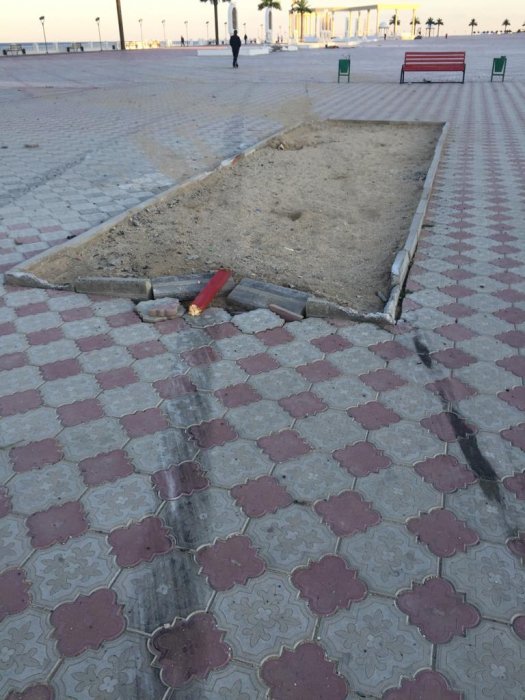 На набережной Актау автомобиль вылетел на пешеходную зону