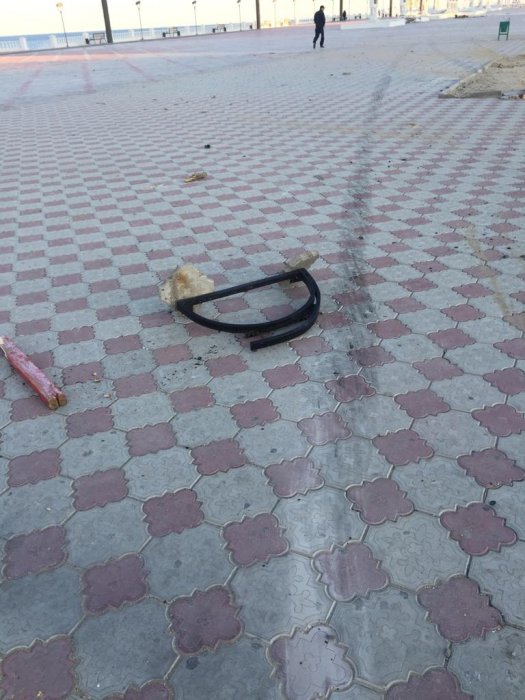 На набережной Актау автомобиль вылетел на пешеходную зону