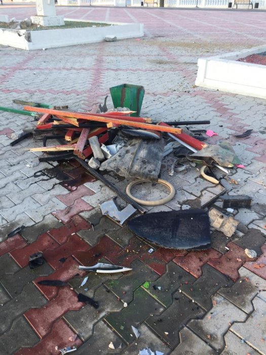 На набережной Актау автомобиль вылетел на пешеходную зону